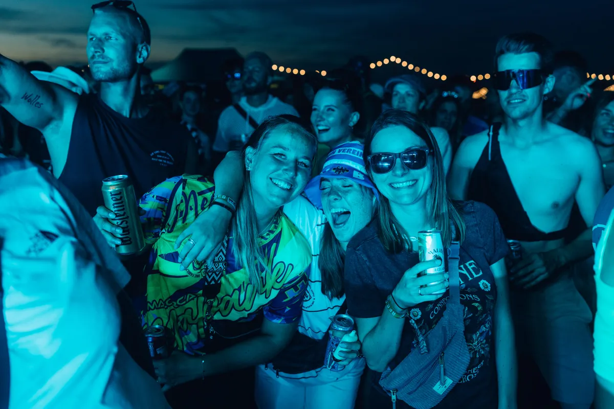 Deejay Plus auf dem Festival: Musik, Menschen und festliche Atmosphäre in Deutschland.